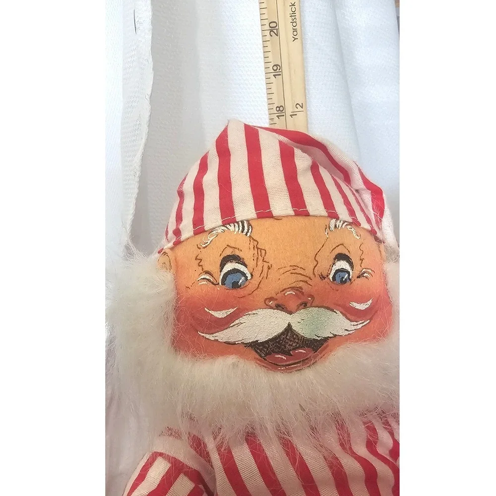 VTG 1989 Annalee Santa and Mrs Claus Hugging Christmas Decor Figurines
